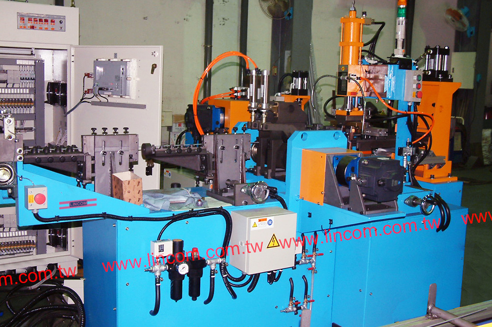 Wire feeding device for block ladde mesh auto welding machine. Zig zag wire on top, cross wire welding at bottom.